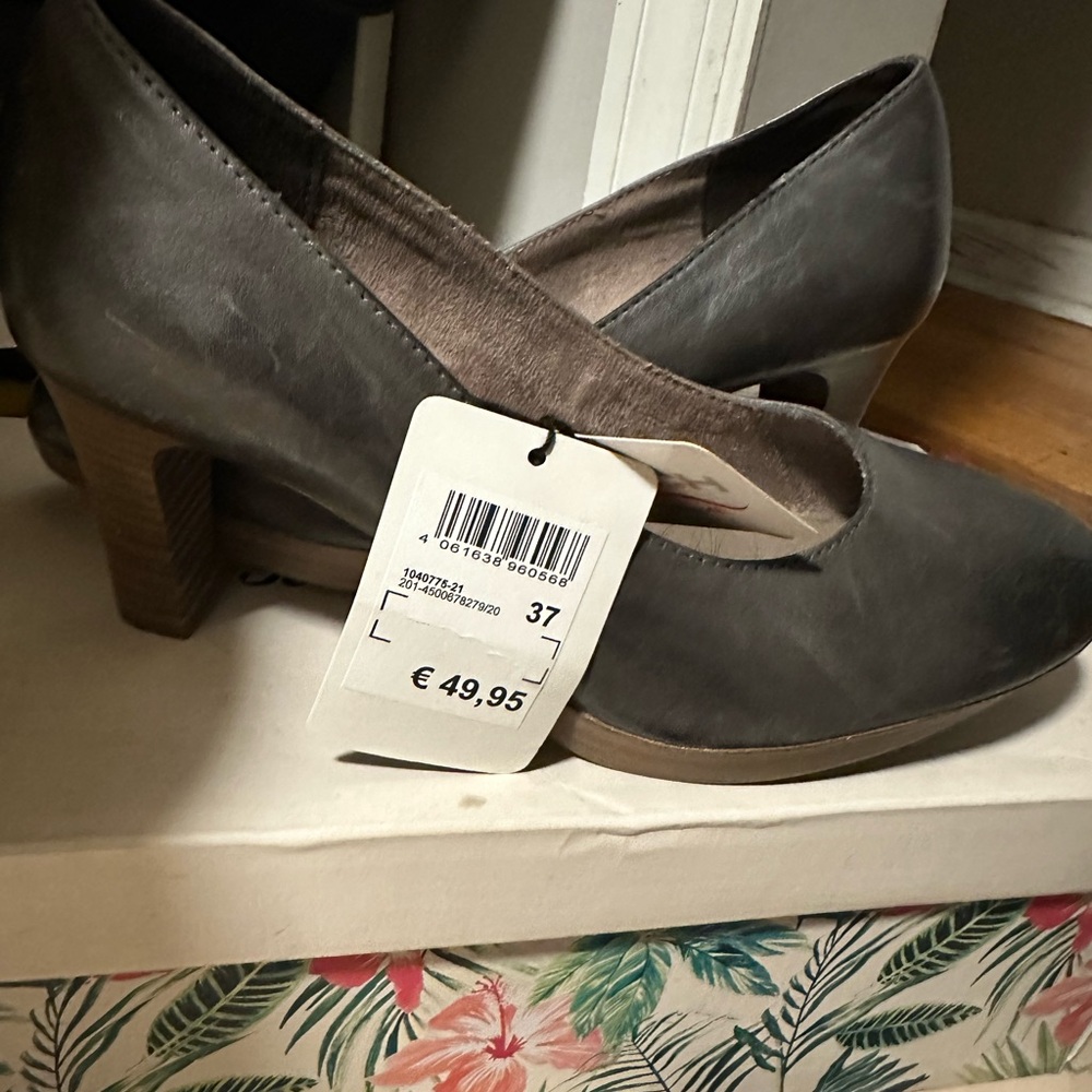 Women’s Gray Mid-Heel Leather Pumps